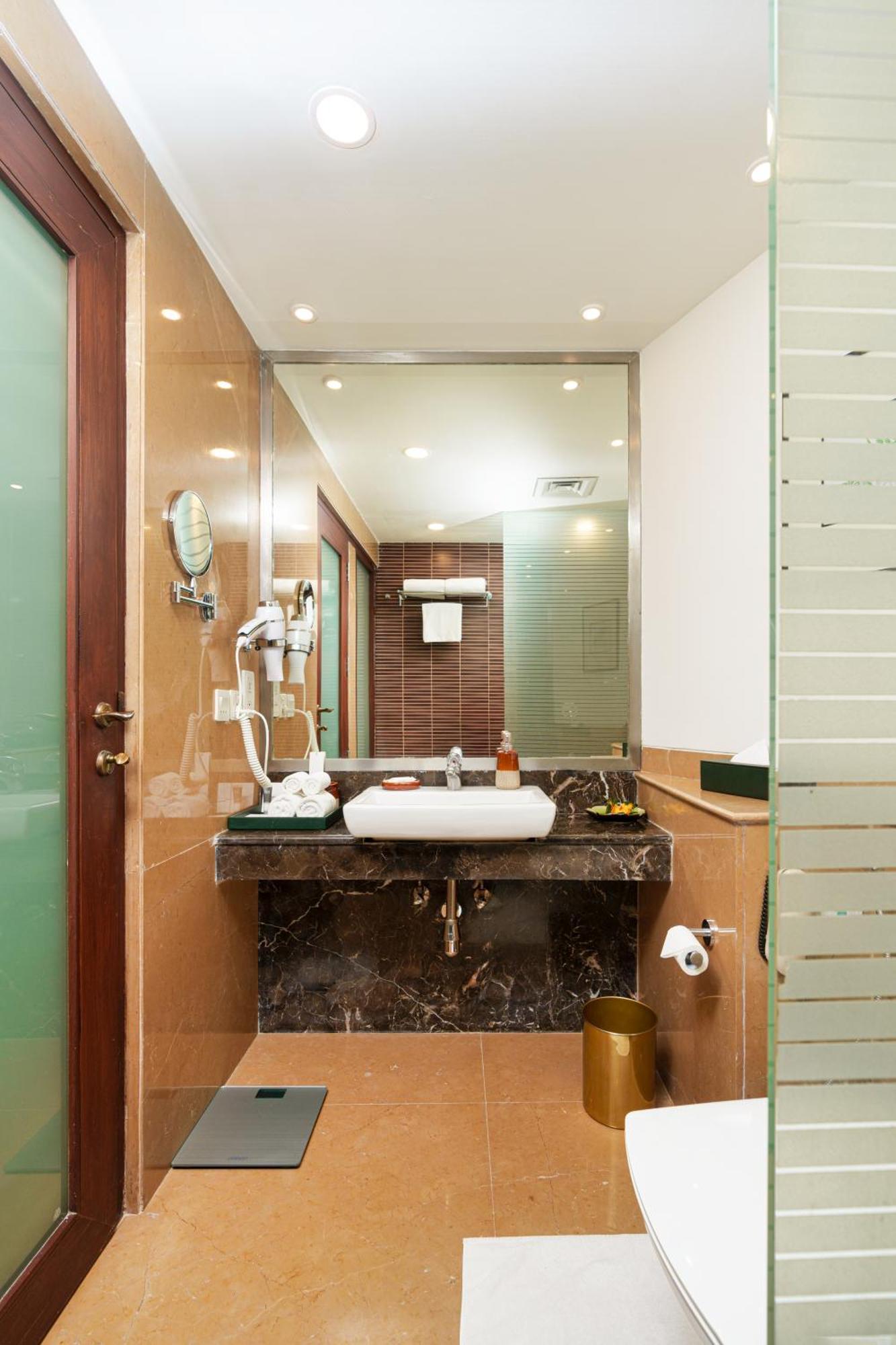 Dlf Club 5 Hotel คูร์เคาน์ ภายนอก รูปภาพ