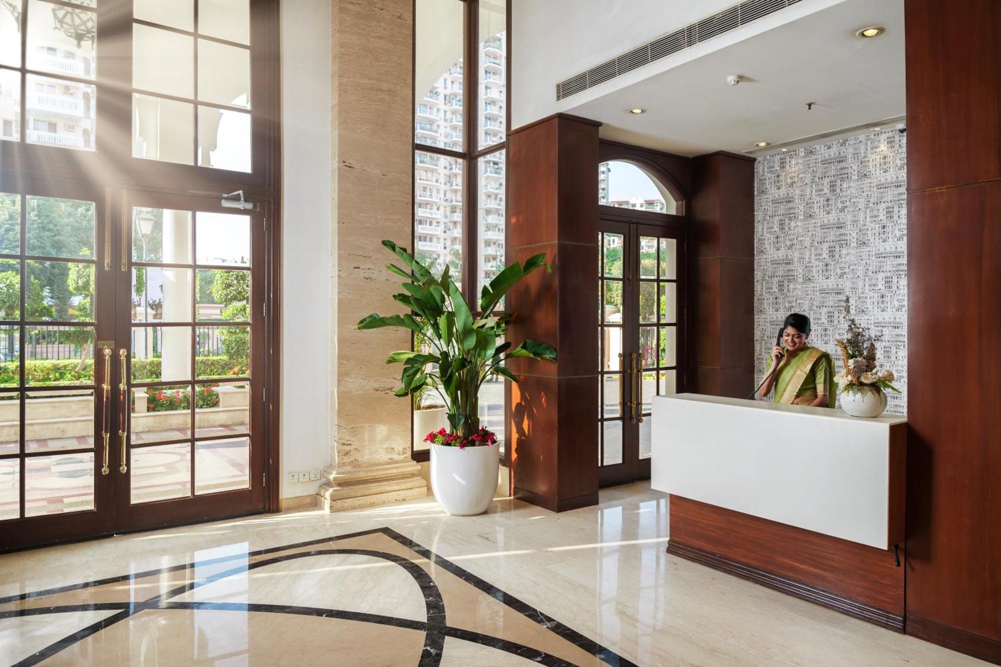 Dlf Club 5 Hotel คูร์เคาน์ ภายนอก รูปภาพ