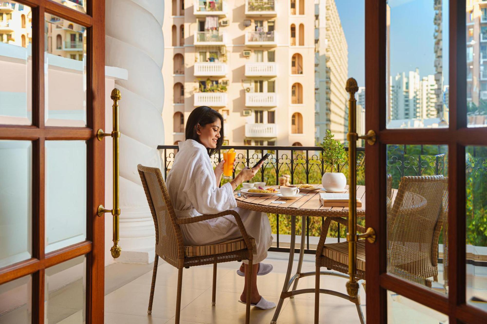 Dlf Club 5 Hotel คูร์เคาน์ ภายนอก รูปภาพ
