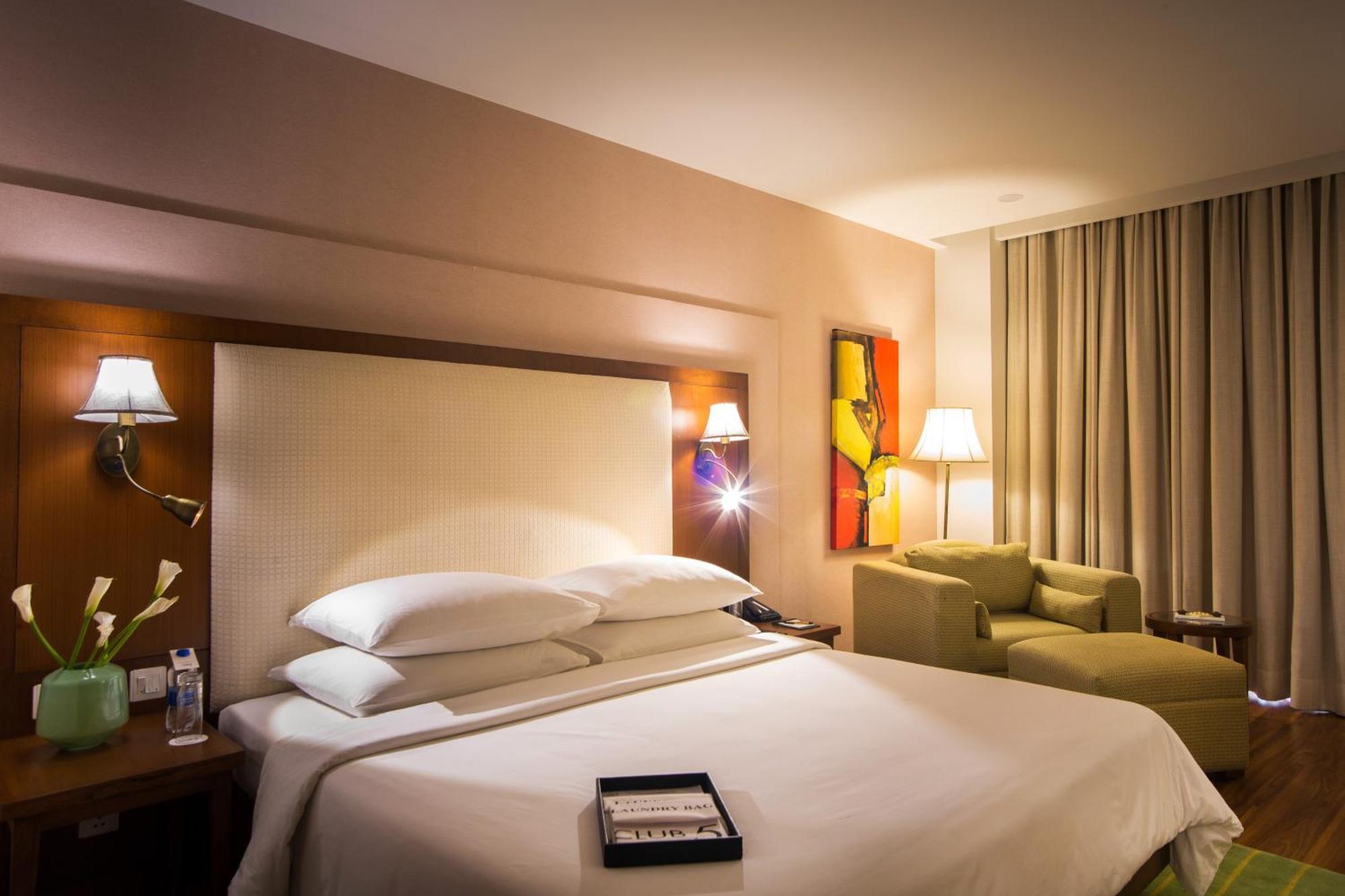 Dlf Club 5 Hotel คูร์เคาน์ ภายนอก รูปภาพ