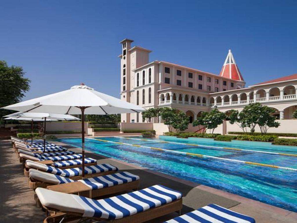 Dlf Club 5 Hotel คูร์เคาน์ ภายนอก รูปภาพ