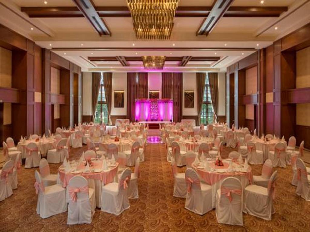 Dlf Club 5 Hotel คูร์เคาน์ ภายนอก รูปภาพ