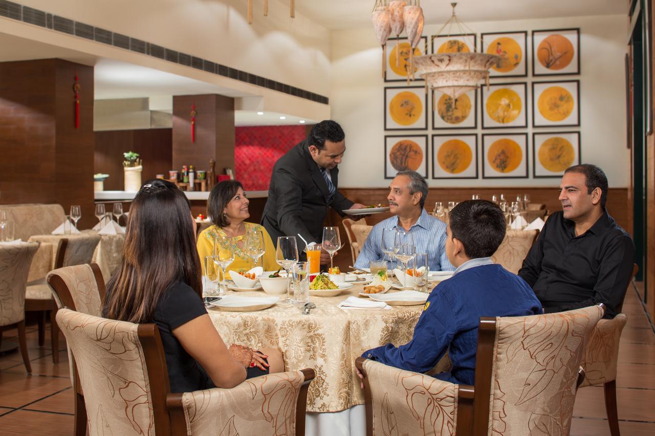 Dlf Club 5 Hotel คูร์เคาน์ ภายนอก รูปภาพ