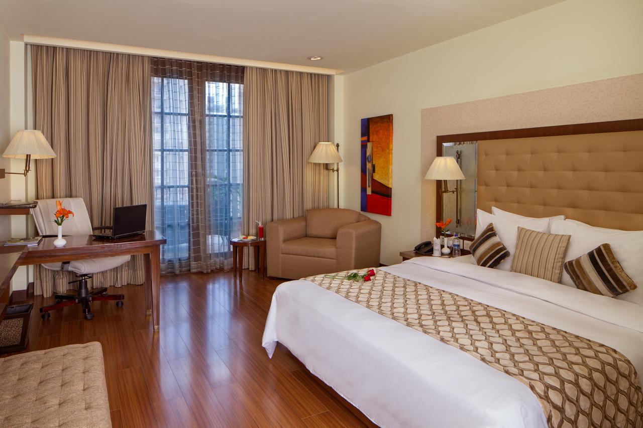 Dlf Club 5 Hotel คูร์เคาน์ ภายนอก รูปภาพ